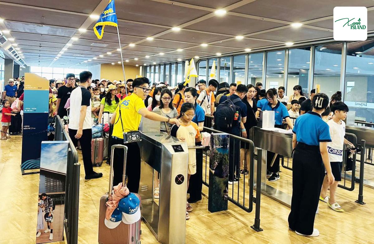 hinh anh du khach dong duc cho den cat ba